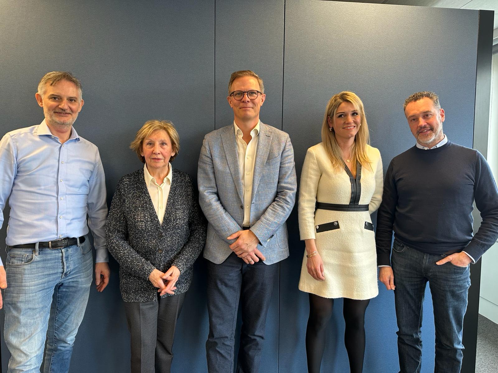 V.l.n.r.: Jan De Smet (Dimix), Greet Vandoninck (Europlan), Lars Vreeke (Dimix), Liesbeth Houbrechts (Dimix), Philip Jacobs (Europlan).